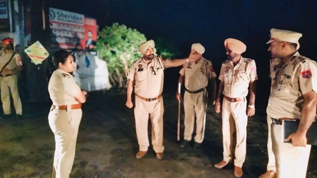 ਐਸ.ਐਸ.ਪੀ ਫਰੀਦਕੋਟ ਵੱਲੋਂ ਫਰੀਦਕੋਟ ਜ਼ਿਲ੍ਹੇ ਵਿੱਚ ਲਗਾਏ ਜਾ ਰਹੇ ਨਾਕਿਆਂ ਅਤੇ ਪੈਟਰੋਲਿੰਗ ਪਾਰਟੀਆਂ ਦਾ ਐਸ.ਐਸ.ਪੀ ਵੱਲੋ ਕੀਤਾ ਅਚਨਚੇਤ ਨਿਰੀਖਣ।